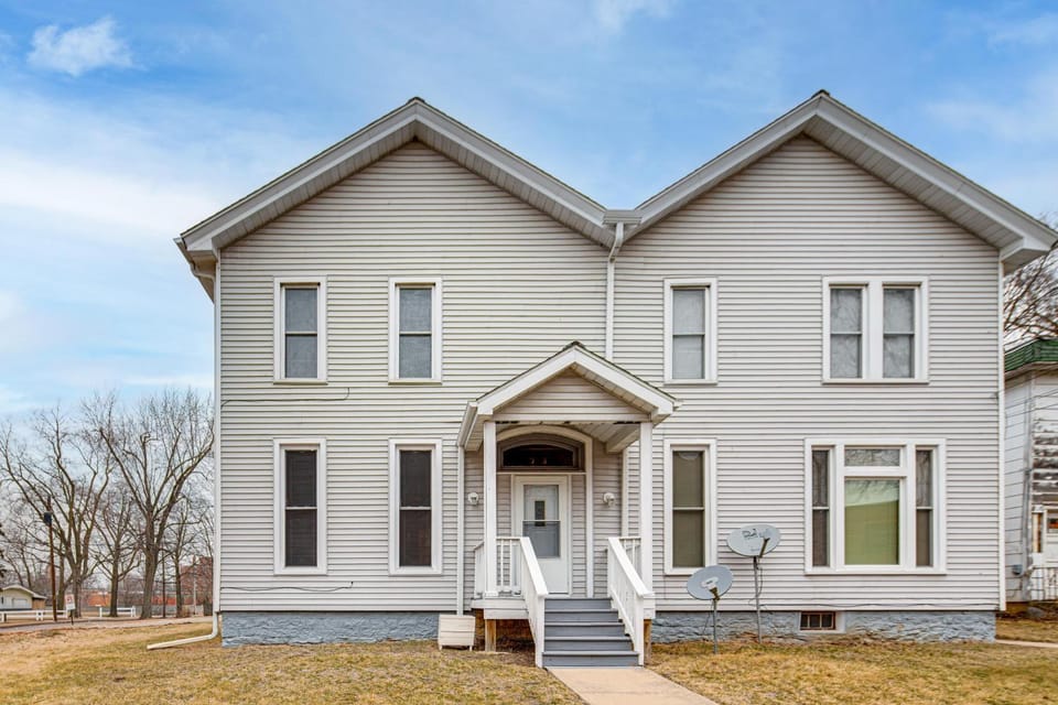 Great Location! Walking Distance to So Much! House in Ottawa