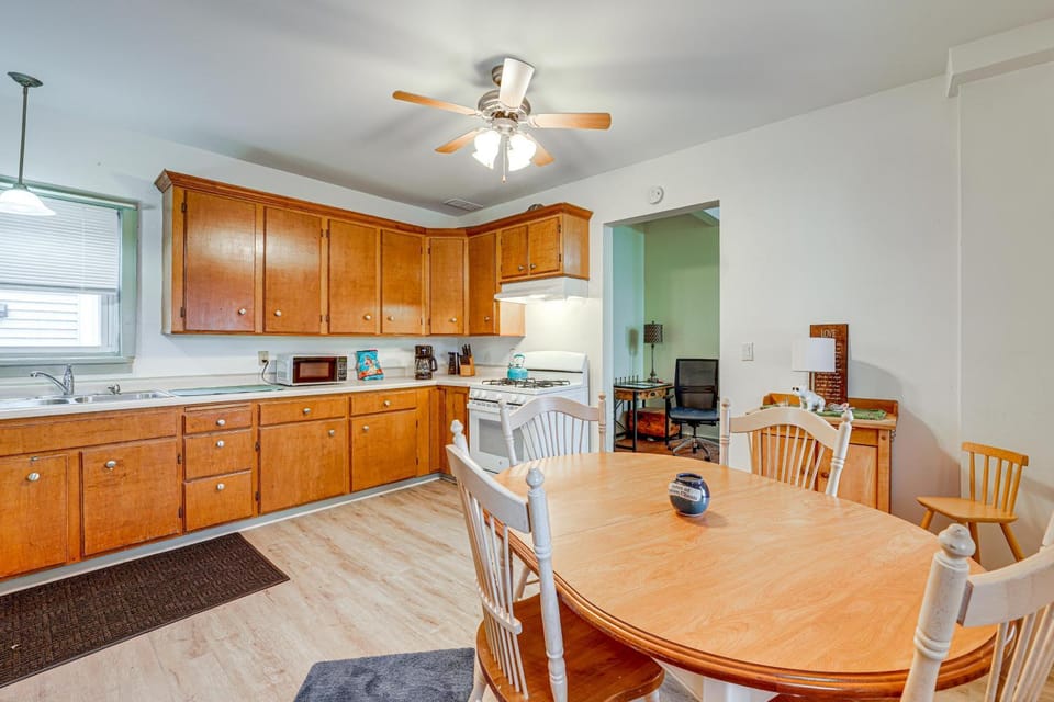 Great Location! Walking Distance to So Much! House in Ottawa