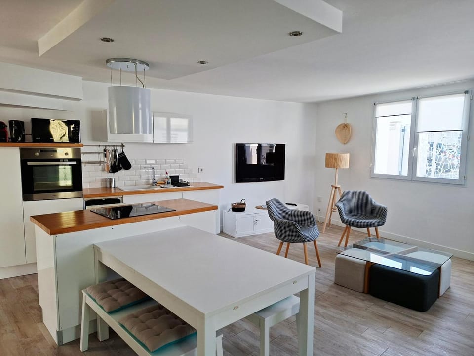 Property building, Kitchen or kitchenette, Living room