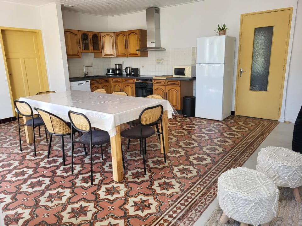 Property building, Kitchen or kitchenette, Living room