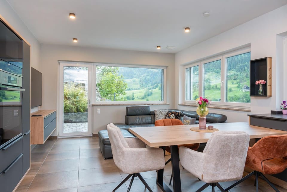 TV and multimedia, Kitchen or kitchenette, Living room, Dining area