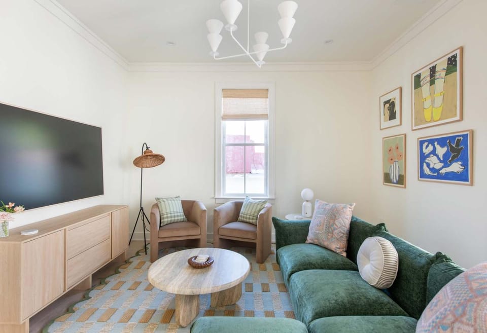 Luxe Downtown 4 Bed with Porch Parking & Bikes House in Charleston