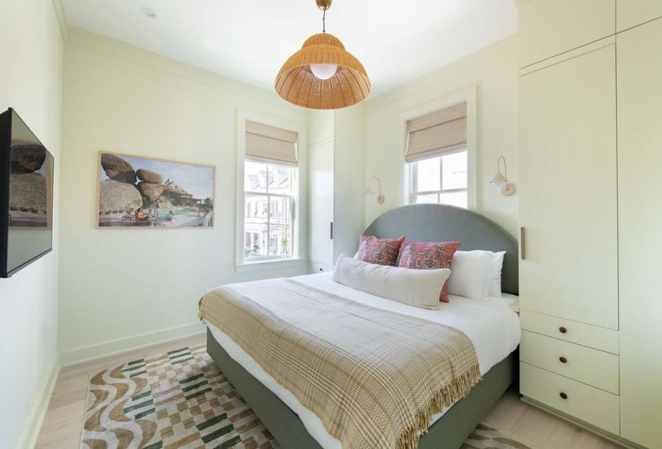 Luxe Downtown 4 Bed with Porch Parking & Bikes House in Charleston