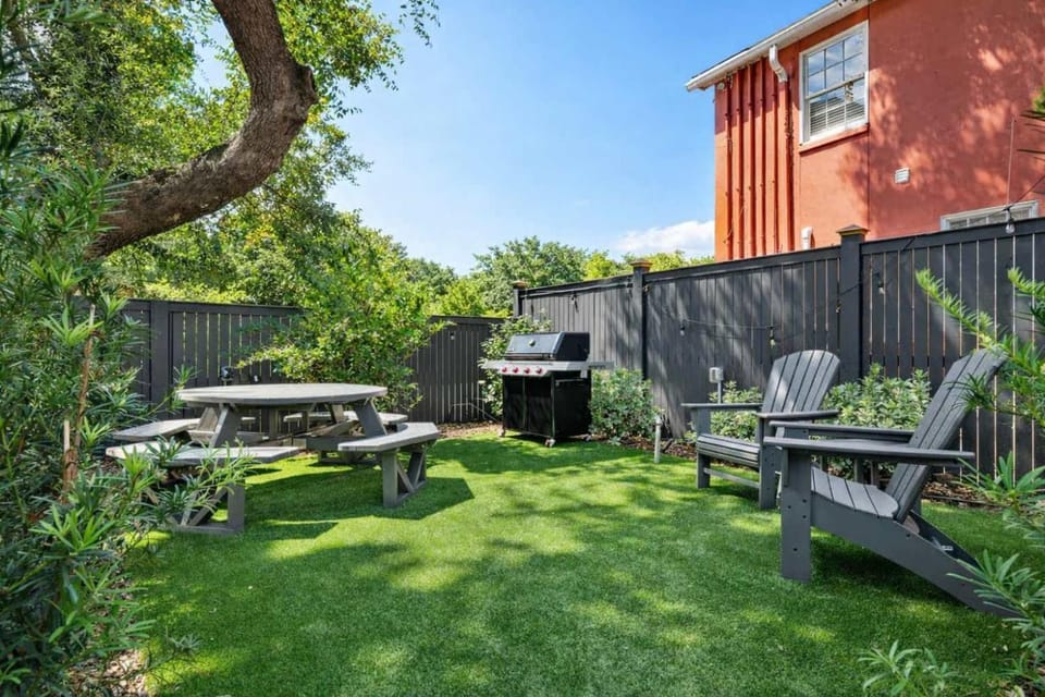 Luxe Downtown 4 Bed with Porch Parking & Bikes House in Charleston