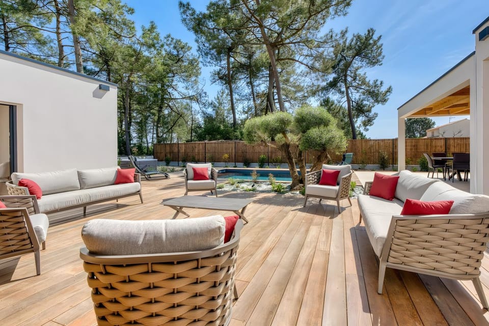 Property building, Balcony/Terrace, Living room, Swimming pool