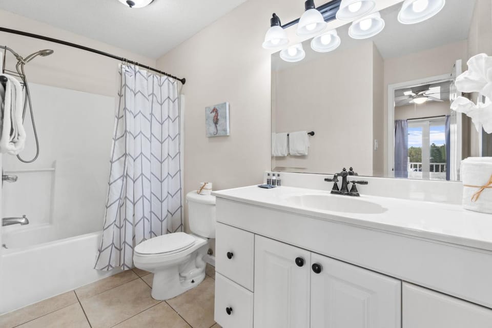 Shower, Toilet, Bathroom, Bath, towels