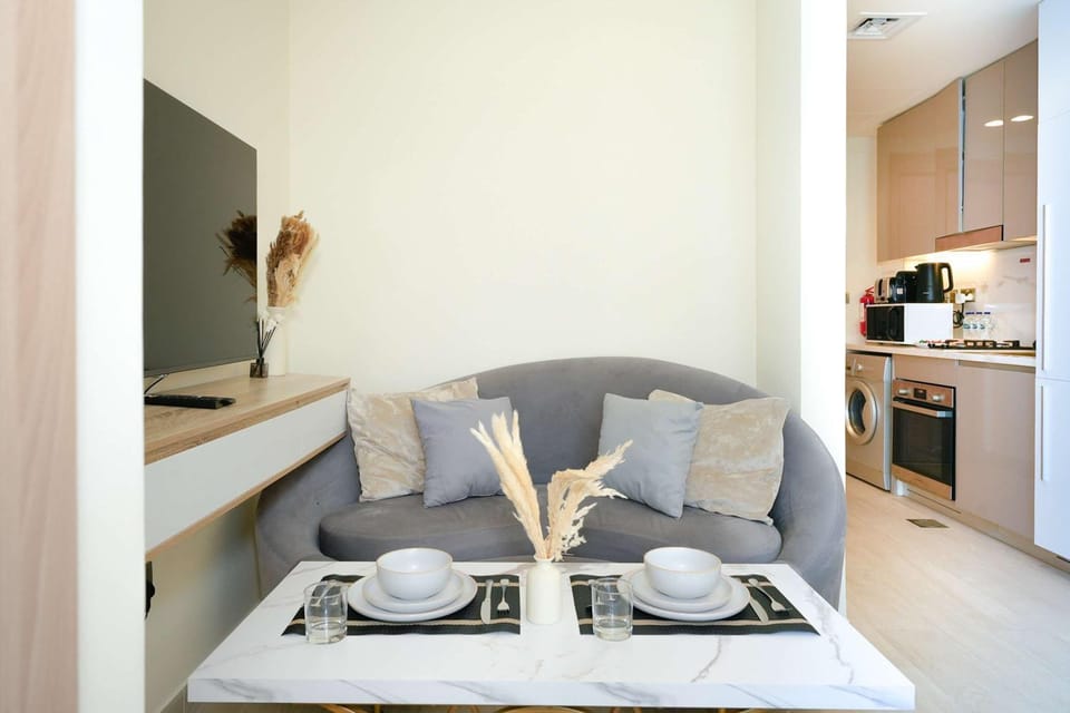 Coffee/tea facilities, Kitchen or kitchenette, Living room, Seating area, Dining area, oven, stove, toaster