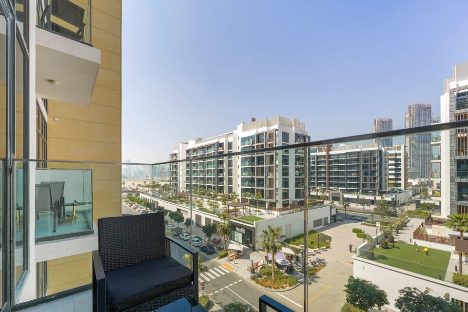 Property building, Day, Neighbourhood, City view, Street view