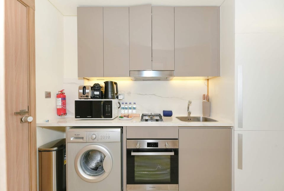 Coffee/tea facilities, Kitchen or kitchenette, microwave, oven, stove, toaster, washing machine
