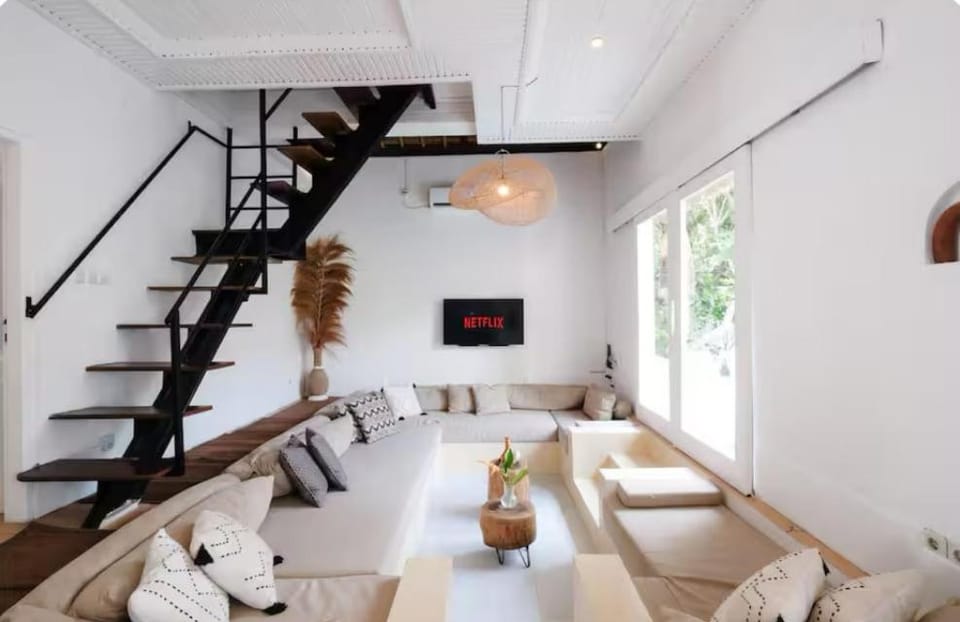 Tropical 6BR Villa - Steps from Canggu Beach Villa in North Kuta