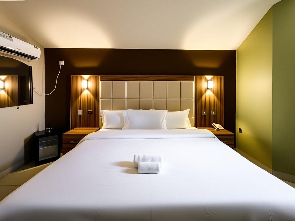 Bed, Bedroom, towels, air conditioner