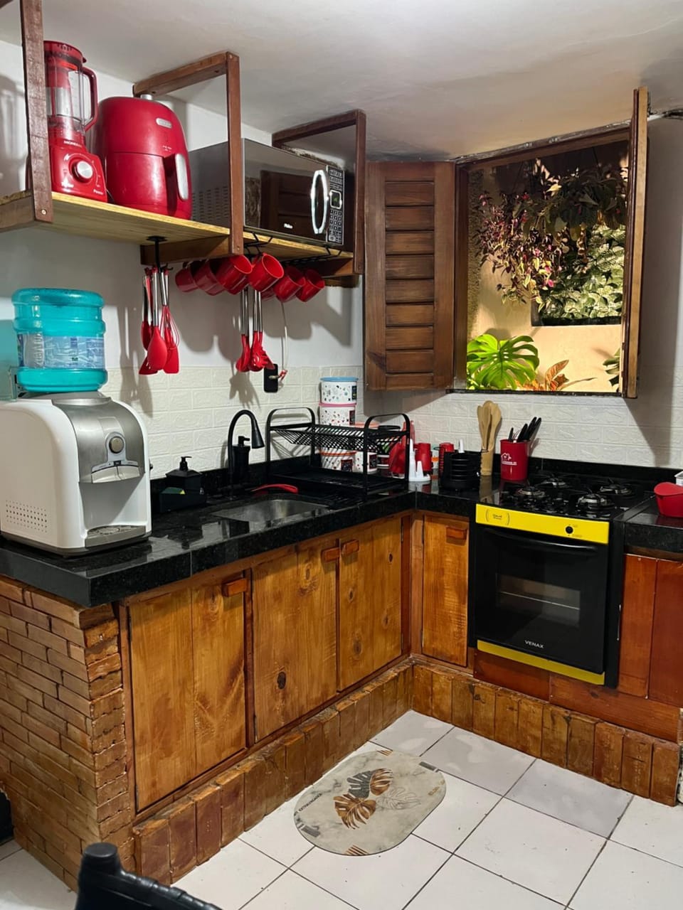 Coffee/tea facilities, Kitchen or kitchenette, Kitchen or kitchenette, microwave, oven, stove, toaster