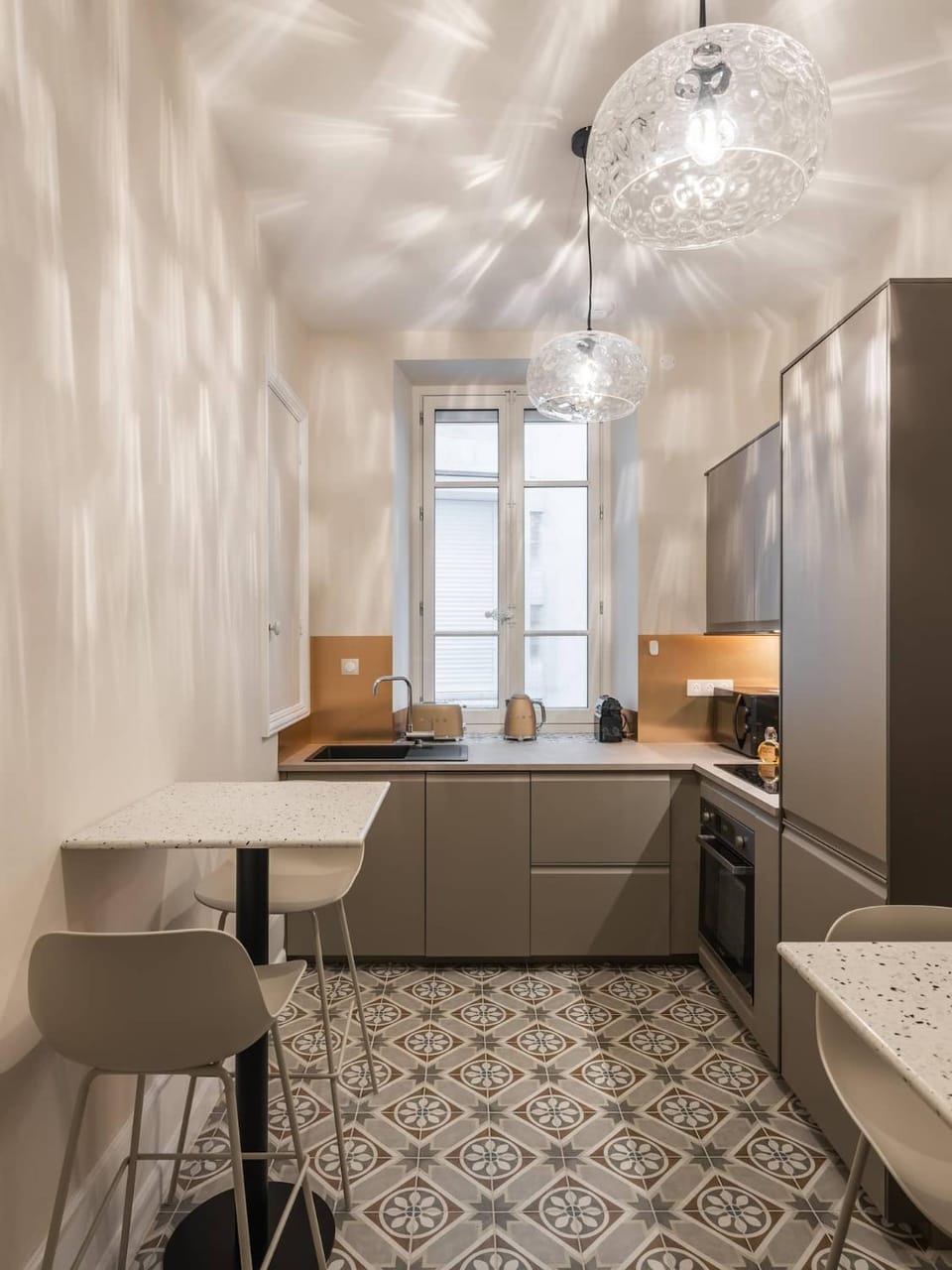 Coffee/tea facilities, Kitchen or kitchenette, stove