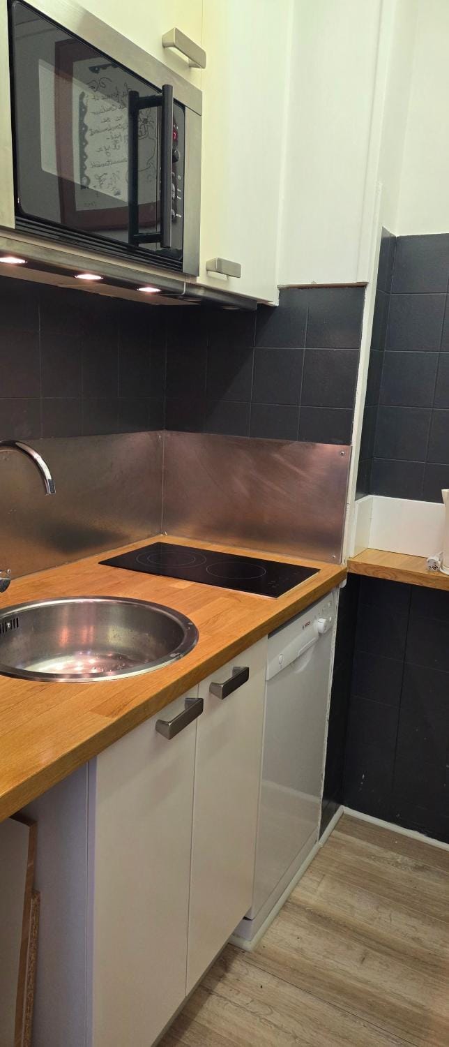 Kitchen or kitchenette, dishwasher, microwave, stove