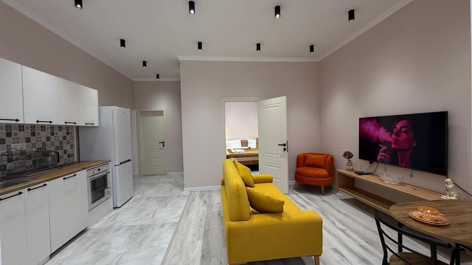 Kitchen or kitchenette, Seating area, oven, stove
