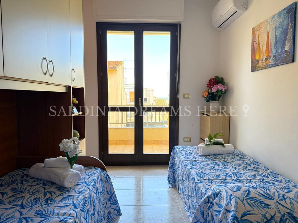Bed, Photo of the whole room, Bedroom, towels, air conditioner