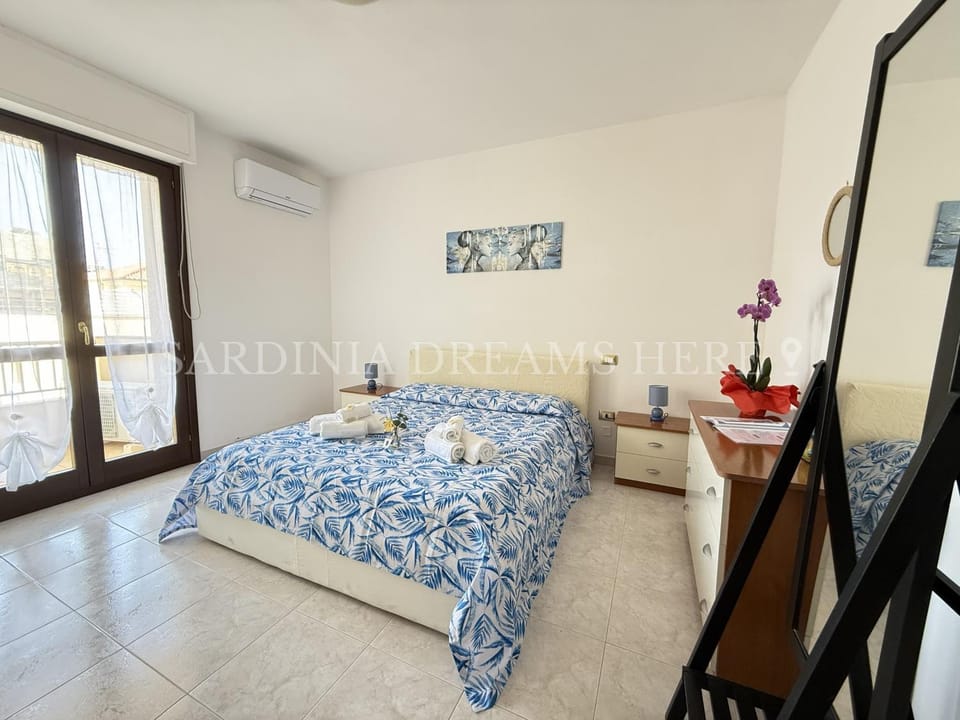 Bed, Living room, Photo of the whole room, Bedroom, towels