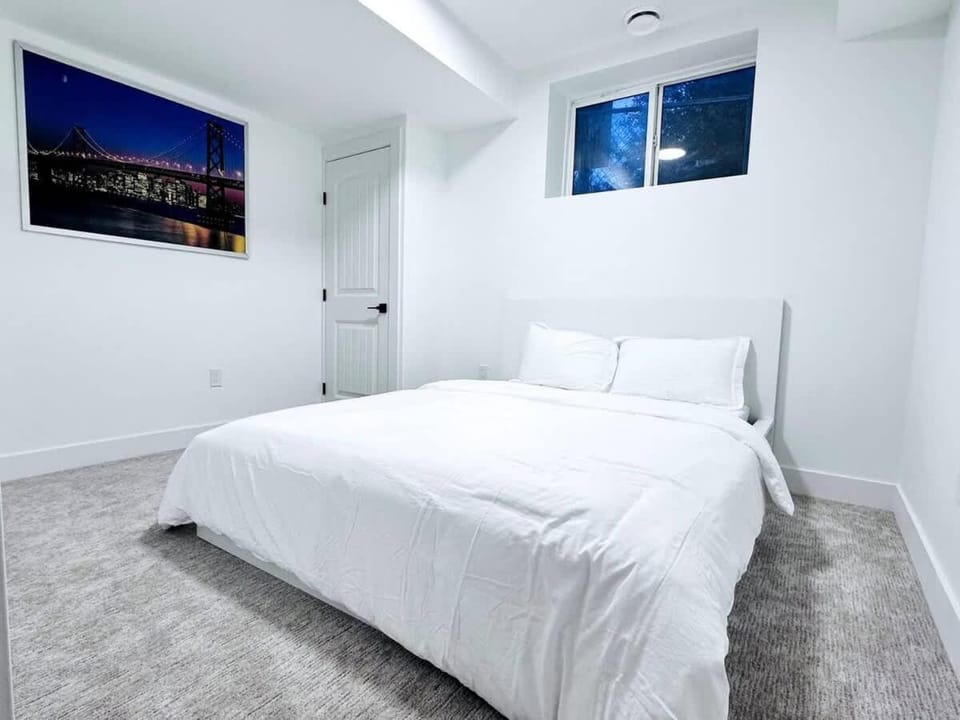 Lake Front AC 90 min Banff Relax by Canals House in Airdrie