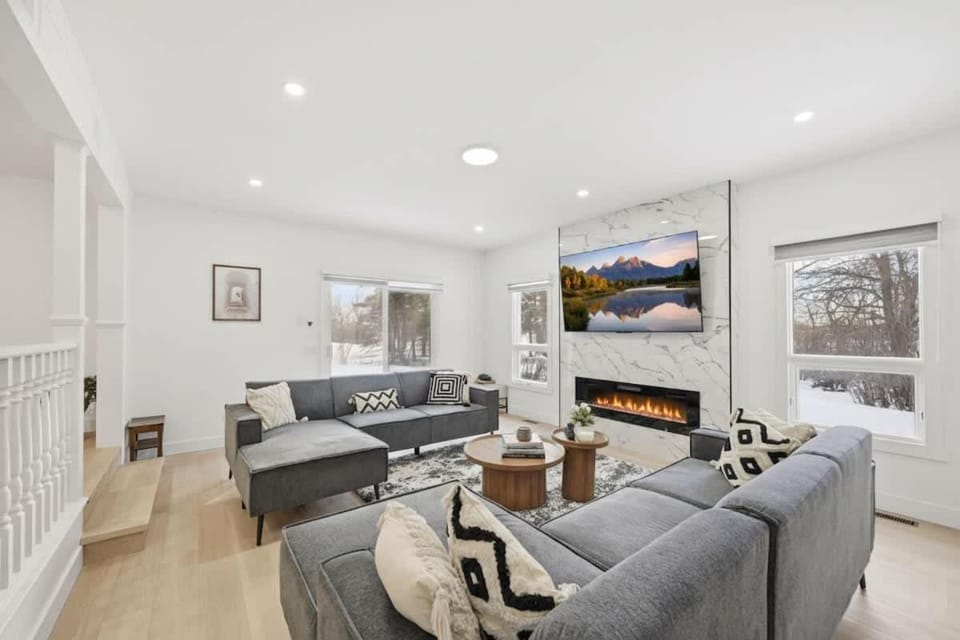 Executive Acreage 3 King Beds Fireplace AC House in Airdrie