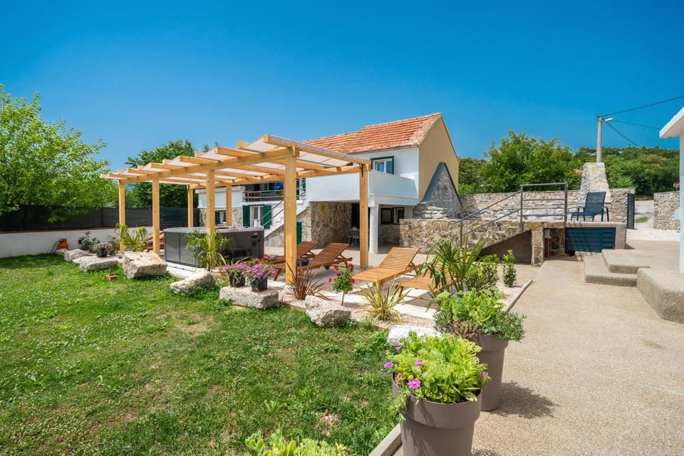 Holiday house with heated pool Villa in Split-Dalmatia County