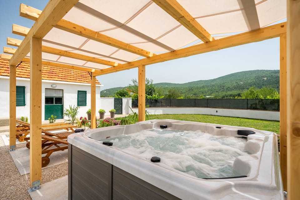 Holiday house with heated pool Villa in Split-Dalmatia County