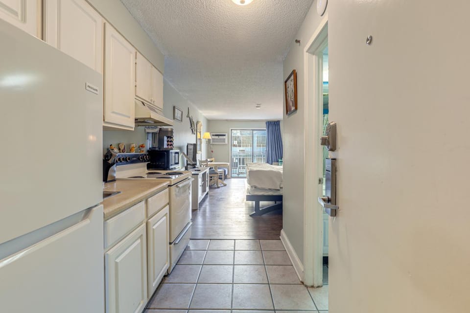 Ocean-View Balcony! Couples Escape in Myrtle Beach Apartment in Myrtle Beach