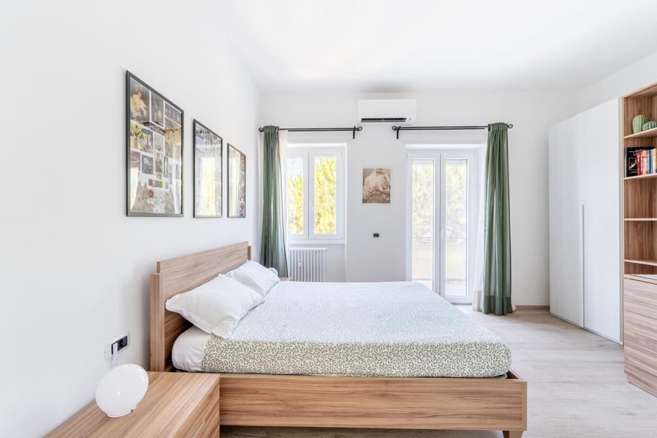 Bed, Library, Photo of the whole room, Bedroom, air conditioner
