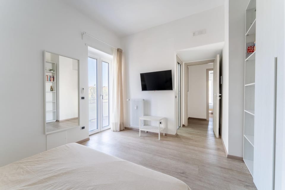 Bed, TV and multimedia, Photo of the whole room, Bedroom, wardrobe