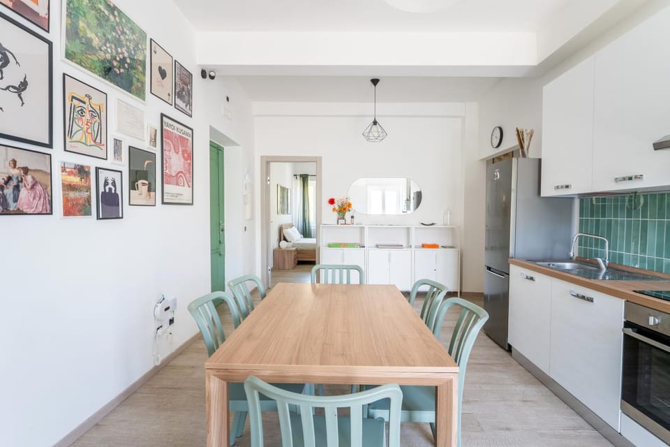 Kitchen or kitchenette, Dining area, stove