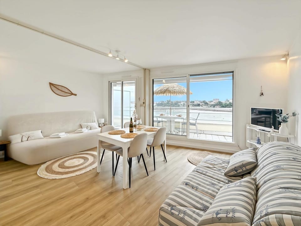 TV and multimedia, Living room, Seating area, Dining area, Sea view, Sea view, Sunrise, concierge