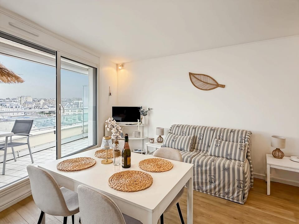 TV and multimedia, View (from property/room), Balcony/Terrace, Living room, Seating area, Dining area, Landmark view, Sea view, Sea view, Sunrise