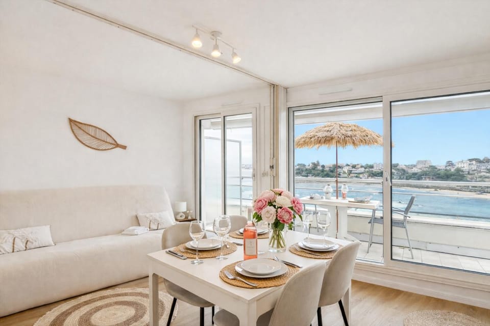 Day, Natural landscape, View (from property/room), View (from property/room), Balcony/Terrace, Living room, Seating area, Dining area, Landmark view, Sea view, Sea view, Sunrise