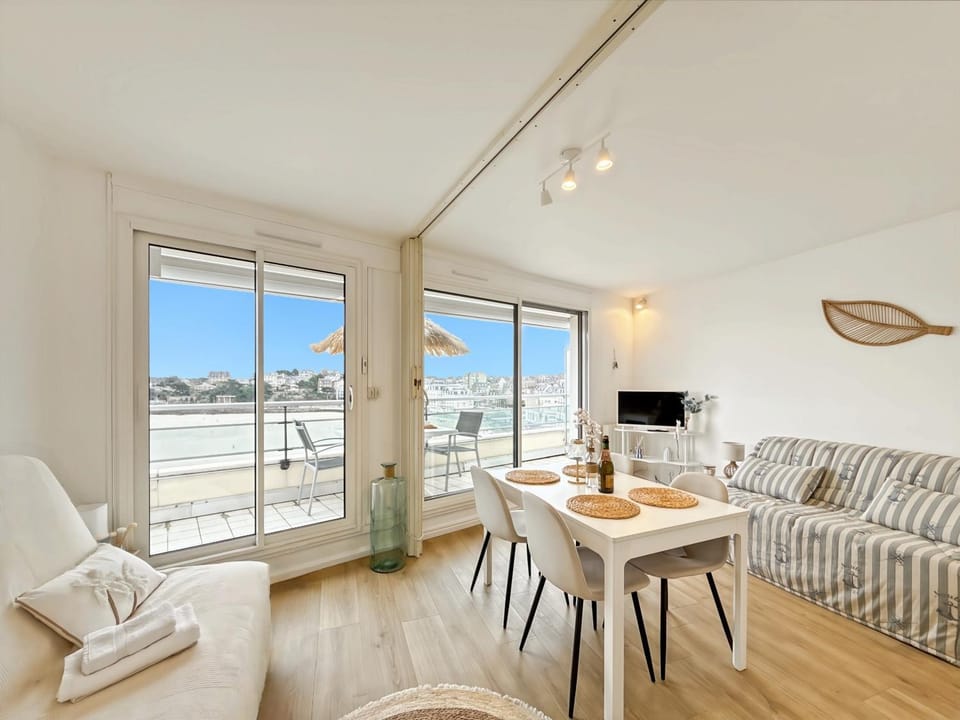 Bed, Natural landscape, TV and multimedia, View (from property/room), Balcony/Terrace, Living room, Seating area, Dining area, Sea view, Sea view, Sunrise