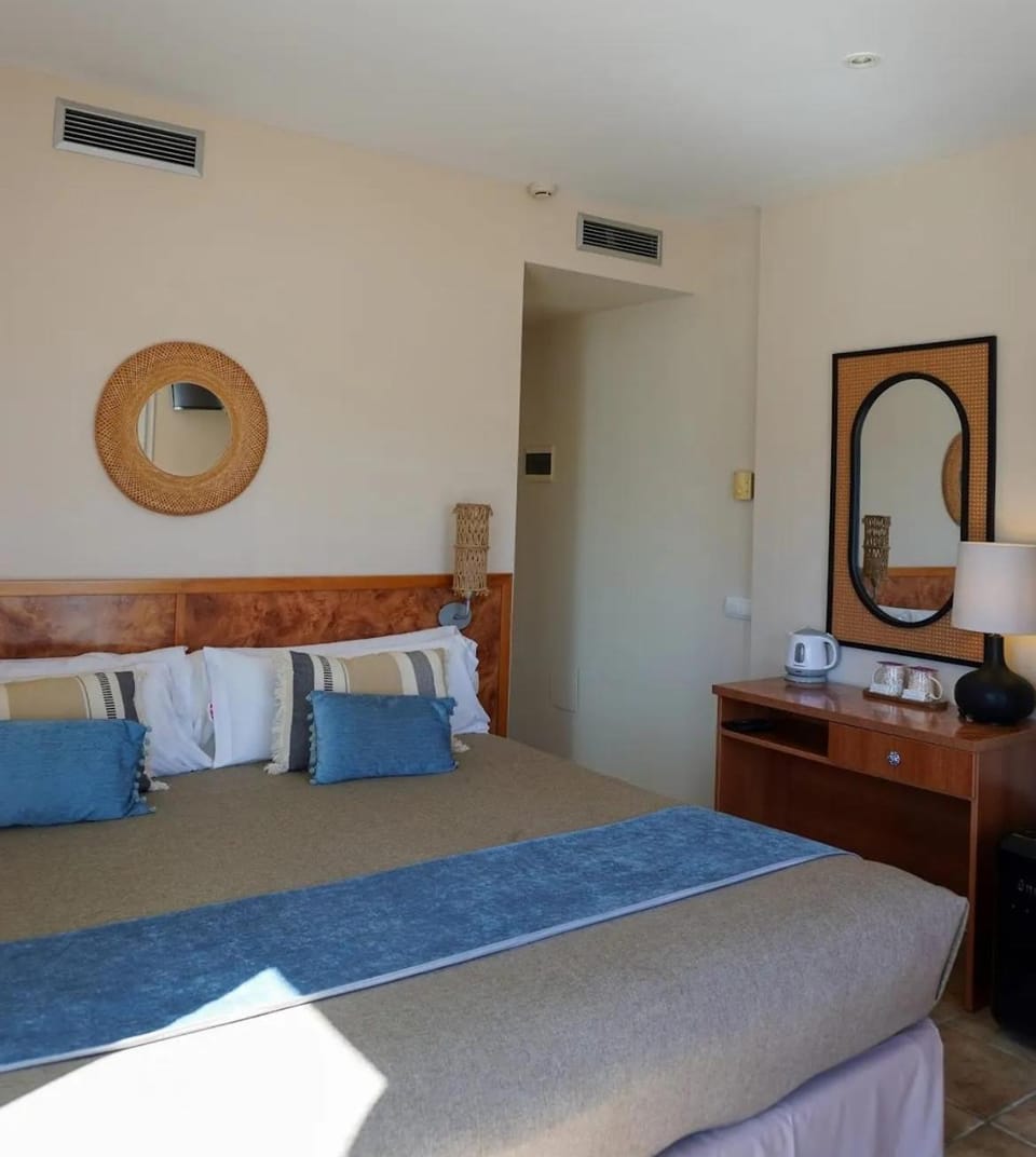 Bed, Coffee/tea facilities, Photo of the whole room, Bedroom, storage, air conditioner