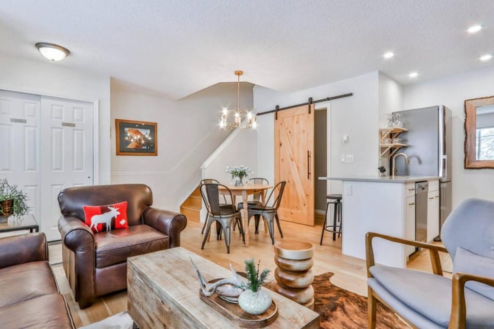 A Rustic Modern Mountain Condo - 2 bed, 2-Level Apartment in Canmore