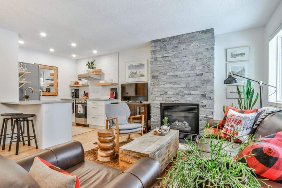 A Rustic Modern Mountain Condo - 2 bed, 2-Level Apartment in Canmore