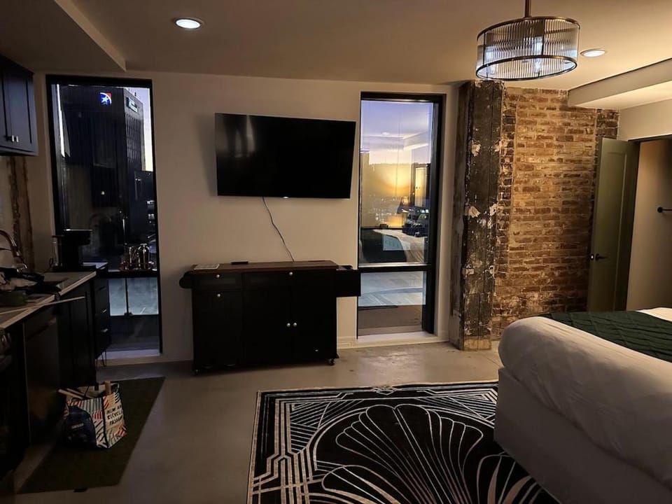Gilded Skyline, Walk Everywhere, 7th-Floor Views Apartment in Chattanooga