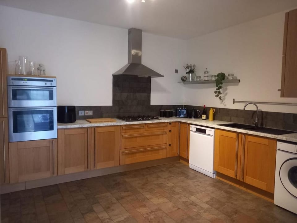 4 Bed Modern Period Styled Home - Easy City Access House in Cardiff