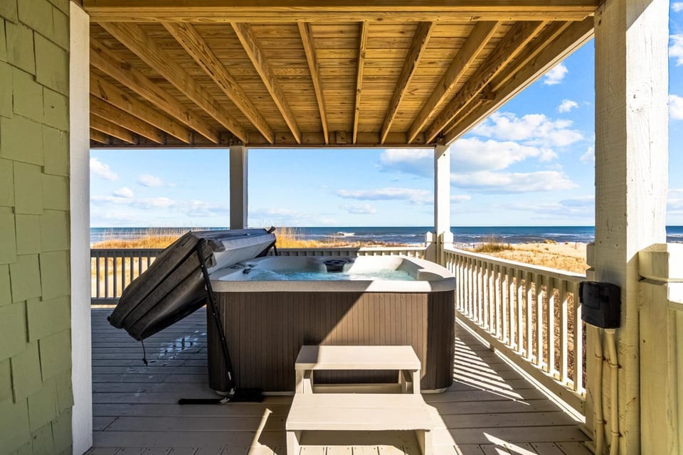 Beachfront Villa Royale OBX House in Avon