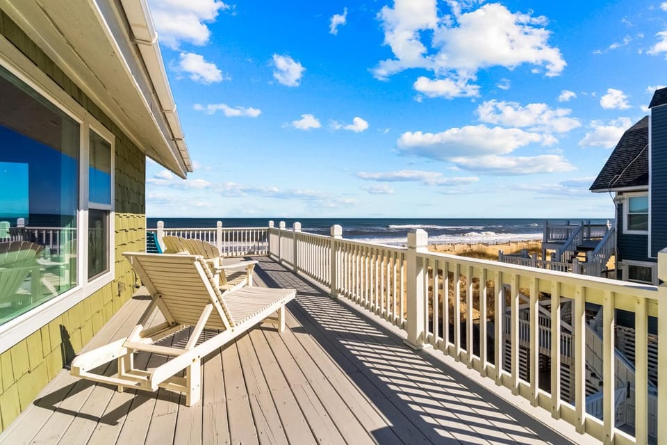 Beachfront Villa Royale OBX House in Avon
