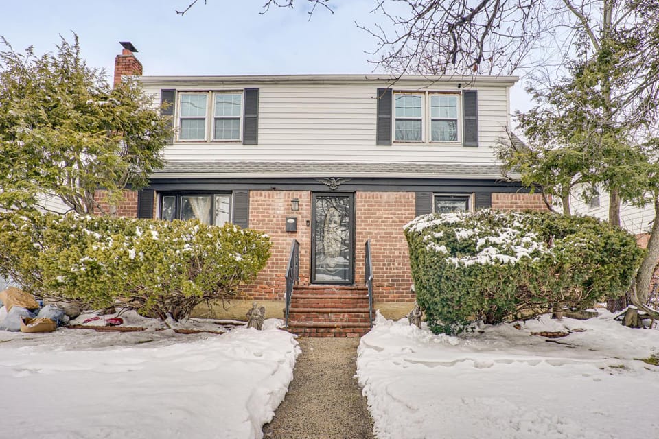2 Mi to UBS Arena & Belmont Park: Suburban Escape Apartment in Elmont
