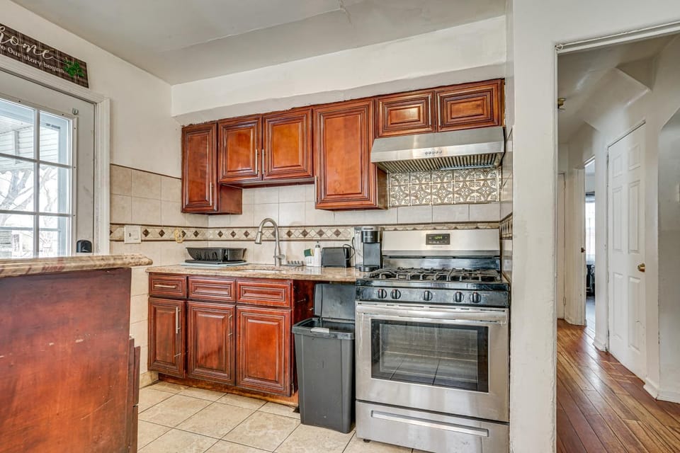 2 Mi to UBS Arena & Belmont Park: Suburban Escape Apartment in Elmont