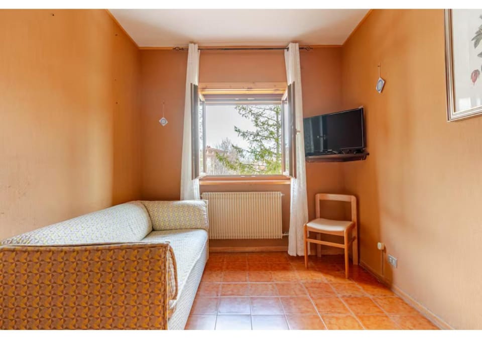 Communal lounge/ TV room, Bed, TV and multimedia, Living room, Photo of the whole room, Seating area, Evening entertainment