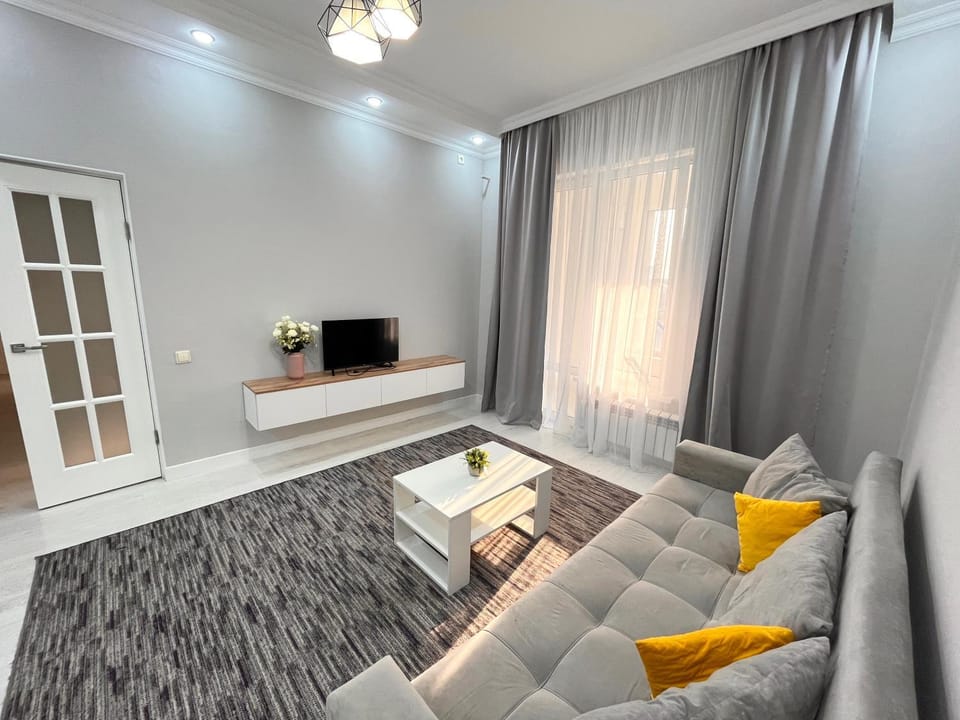 Bed, TV and multimedia, Living room, Photo of the whole room, Seating area, Bedroom