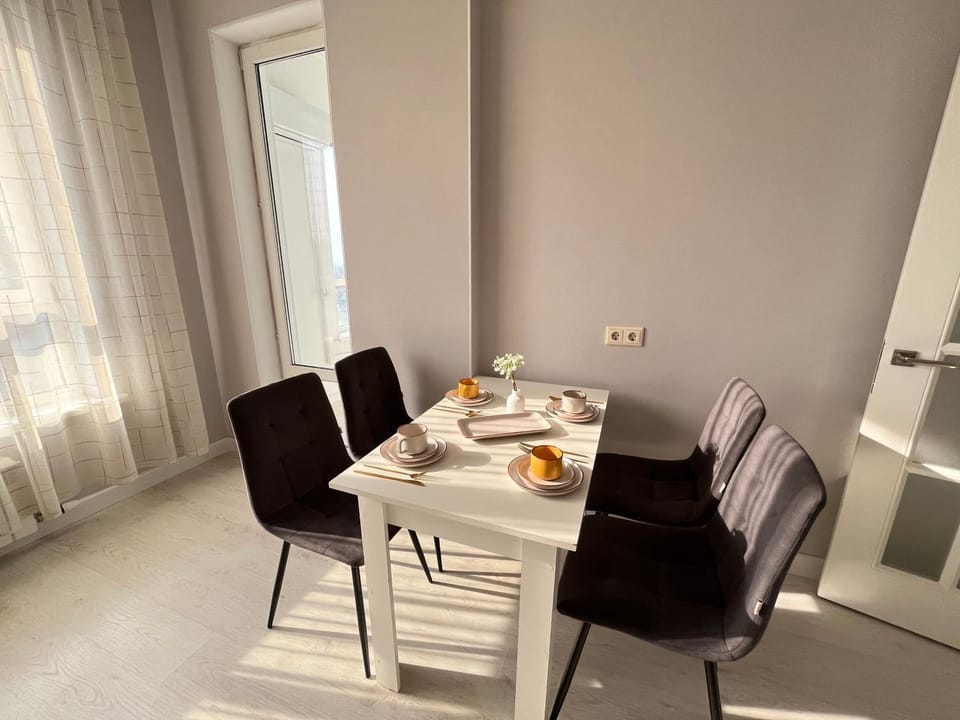 Living room, Food and drinks, Seating area, Dining area, Food, Drinks