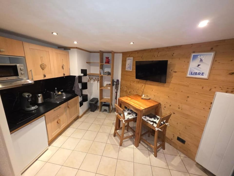 TV and multimedia, Kitchen or kitchenette, Dining area, stove
