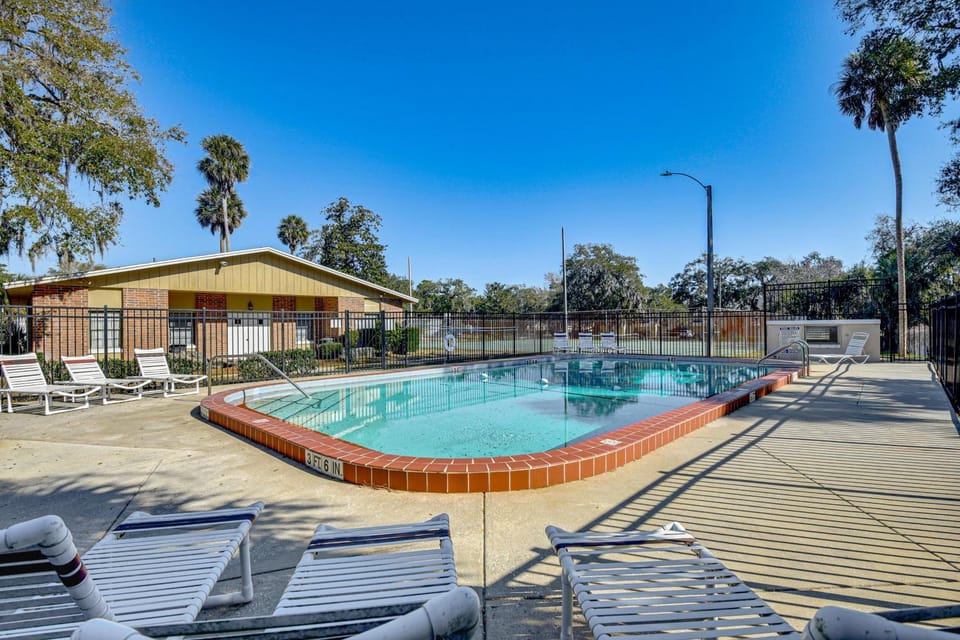 Sun, Sand & Poolside Relaxation! Ormond Beach Unit House in Ormond Beach