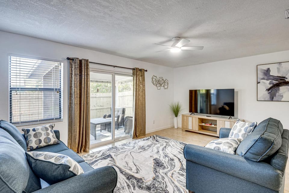 Sun, Sand & Poolside Relaxation! Ormond Beach Unit House in Ormond Beach