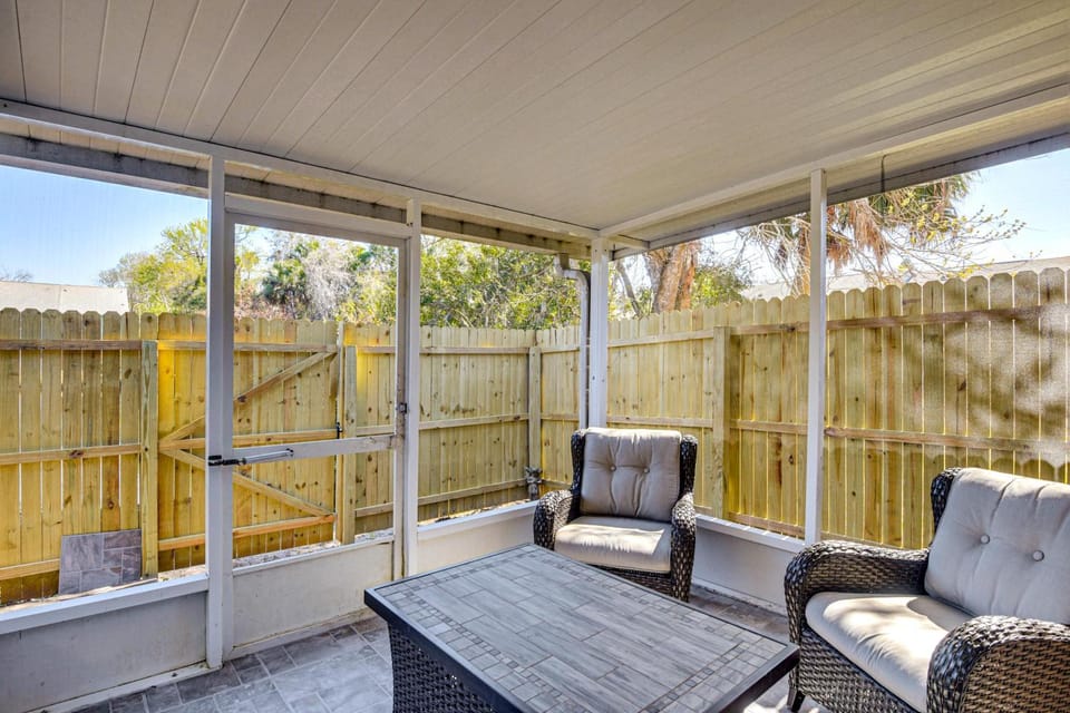 Sun, Sand & Poolside Relaxation! Ormond Beach Unit House in Ormond Beach
