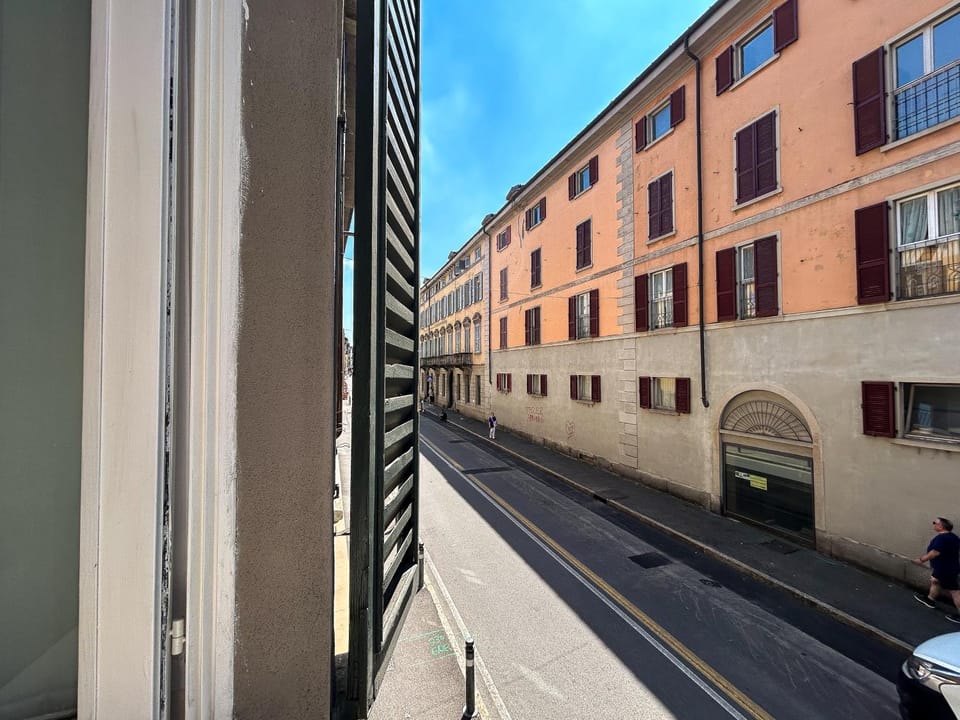 Property building, Day, Neighbourhood, Street view, Parking